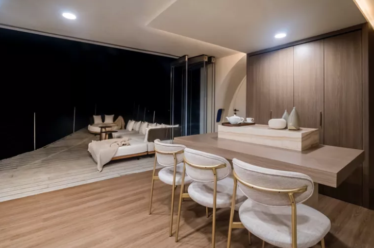 Самолет переоборудовали в роскошную виллу на вершине скалы. Смотрите, как выглядит необычное жилье